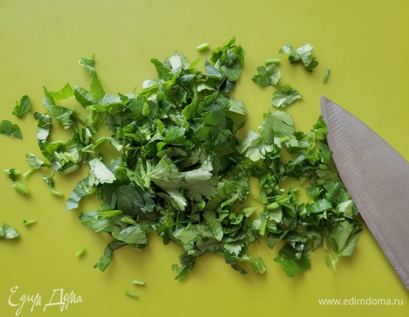Порубить мелко зелень (в идеале — кинзу, но можно и петрушку).