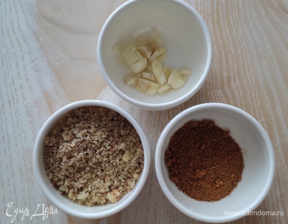 Подготовить специи, чеснок мелко нарезать, орехи измельчить в мелкую крошку (можно без орехов). Когда картошка будет почти готова, в суп добавить нарезанное мясо (на котором варили бульон), фасоль, томаты. Проварить все вместе 5 минут, добавить мелко нарезанный чеснок, орехи, хмели-сунели, при необходимости посолить. Дать покипеть еще 2–3 минуты, накрыть крышкой и дать настояться хотя бы 15 минут. Подавать с зеленью. Приятного аппетита!