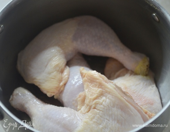 Курицу помойте, положите в кастрюлю. Можно взять любые части курицы: тушку, грудку, окорочка, шеи.