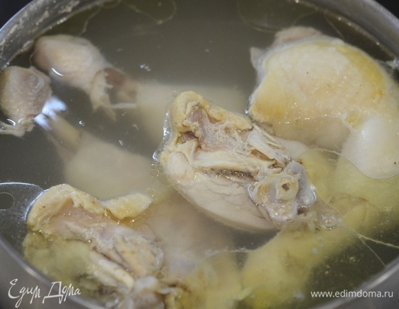 Залейте водой, доведите до кипения и варите на минимальном огне около 20 минут.