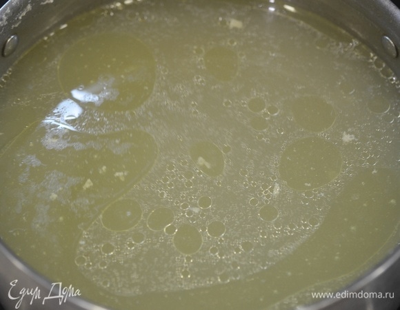 Уберите курицу из бульона, оставьте остывать.