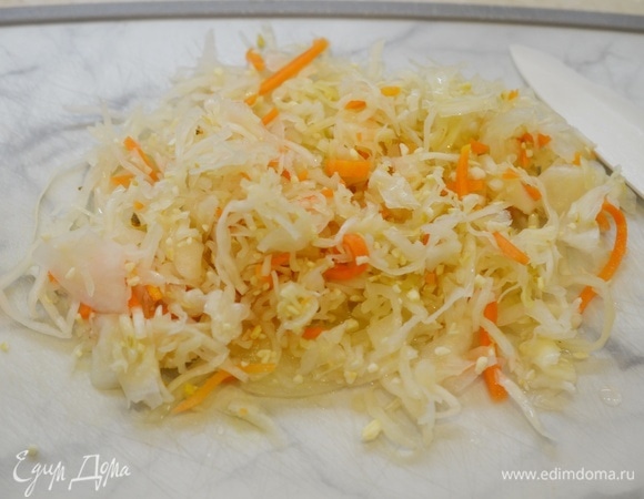 Квашеную капусту измельчите.