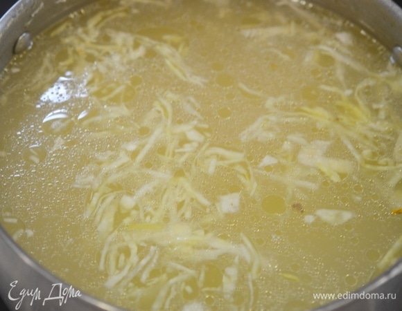 Добавьте в бульон. Варите не небольшом огне.