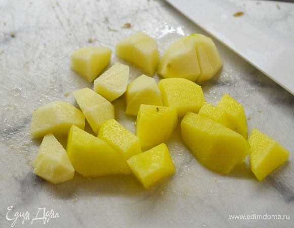 Картофель очистите, нарежьте кубиками и также отправьте в кастрюлю.