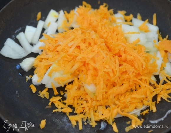 Морковь очистите, натрите на терке.