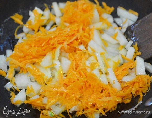 Обжарьте все вместе с добавлением масла около 5–7 минут.