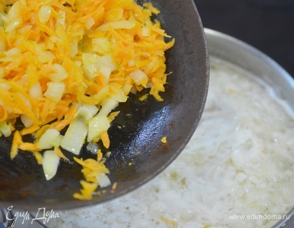 Добавьте поджарку в суп.