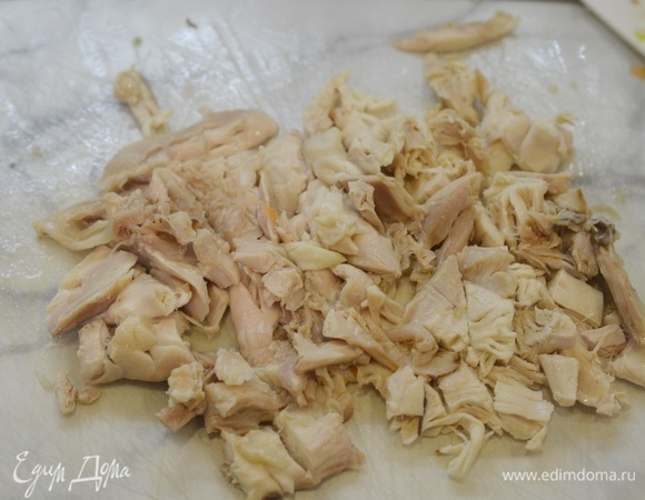 Срежьте мясо с курицы и также добавьте в кастрюлю. Продолжайте варить на небольшом огне. С момента добавления капусты время варки — не менее 30 минут.