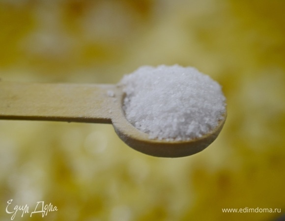 В самом конце добавьте измельченный чеснок и посолите.