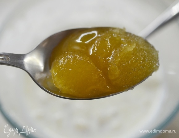 Чуть-чуть охладите и добавьте мед.