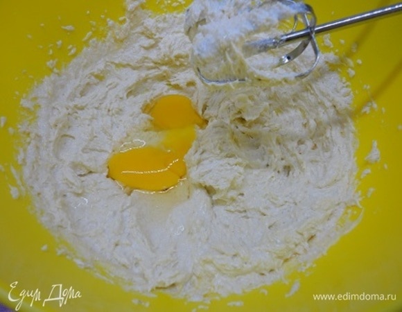 Мягкое сливочное масло с сахаром взбивать миксером минут 10. Продолжая взбивать, ввести по одному яйца.
