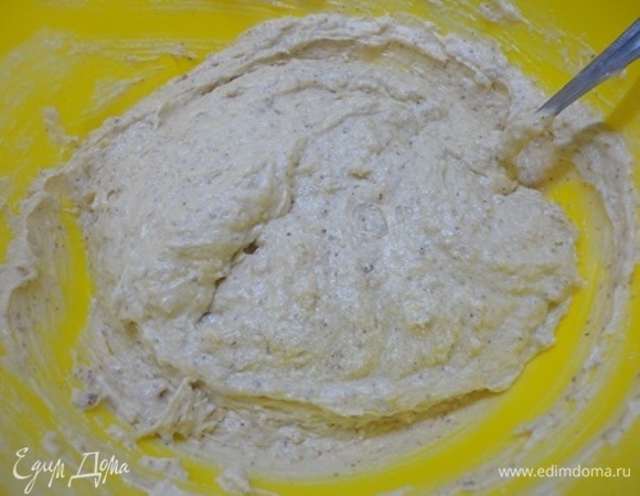 Добавить сухую смесь в несколько приемов к яично-сливочной массе и перемешать.