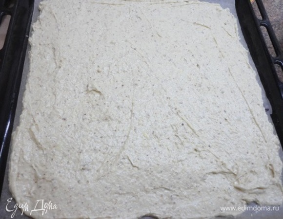 Распределить 2/3 теста на выложенный пергаментом большой противень (у меня 37 х 37 см), а остальное тесто — на противень в два раза меньше. Выпекать 15 минут при температуре 180–200°C.