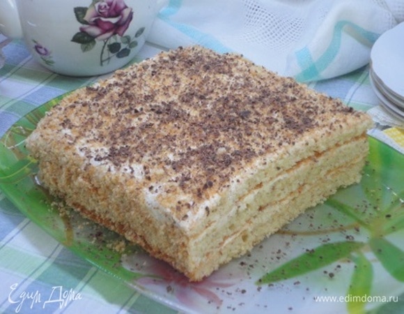 Большой корж разрезать на две части. Выровнять по краю все коржи. Получилось 3 прямоугольных коржа. Для крема взбить сметану с сахарной пудрой, добавить по желанию ароматизатор по вкусу. Смазать коржи кремом и уложить их друг на друга. Обрезки подсушить, измельчить и обсыпать торт сверху и по бокам. Выдержать в холодильнике несколько часов.