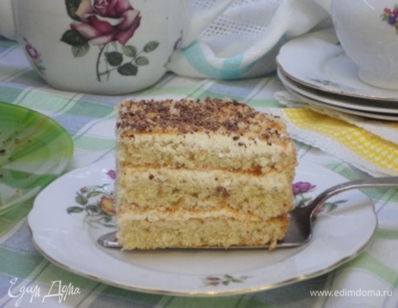 Я еще немного тертым шоколадом посыпала. После выдержки в хлодильнике коржи впитали крем, стали еще пышнее.