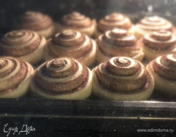 В теплое молоко добавляем дрожжи и пару ложек сахара из общего количества, убираем в сторону на 10 минут. В муку добавляем сахар, соль, 2 яйца, растопленное сливочное масло и подошедшие дрожжи с молоком, замешиваем гладкое нетугое тесто, накрываем полотенцем и убираем расстаиваться в теплое место на 1–1,5 ч. Подошедшее тесто раскатываем в прямоугольный пласт (чем тоньше, тем больше будет завитков), пласт смазываем маслом (кроме одной полоски с краю), корицу и сахар смешиваем и посыпаем пласт ровным слоем. Аккуратно сворачиваем рулет. Последний, ничем не смазанный кусочек теста увлажняем мокрыми пальцами и закрываем рулет, поворачивая его швом вниз. Нарезаем рулет на равные части толщиной примерно 2 см. Я не очень тонко раскатала тесто, и у меня получилось 13 булочек. Рулетики выкладываем на противень на небольшом расстоянии друг от друга и оставляем для расстойки на 30 минут. Духовку разогреваем до 180°C, выпекаем булочки 20–30 минут (как подрумянились, можно доставать).