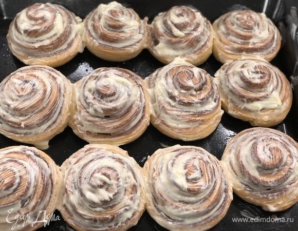 Пока булочки в духовке, готовим крем. Творожный сыр, мягкое сливочное масло и сахар взбиваем до получения пышной однородной массы, смазываем булочки сразу из духовки. Через 5–10 минут можно подавать! Приятного чаепития!