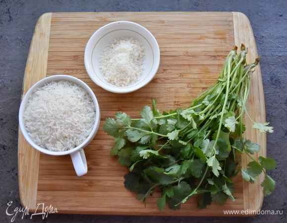 Готовлю продукты. В качестве мерной посуды использую чайную кружку. В нее помещается 200 г крупы. Для приготовления азиатских блюд использую длиннозерные сорт риса типа «басмати» или «жасмин».