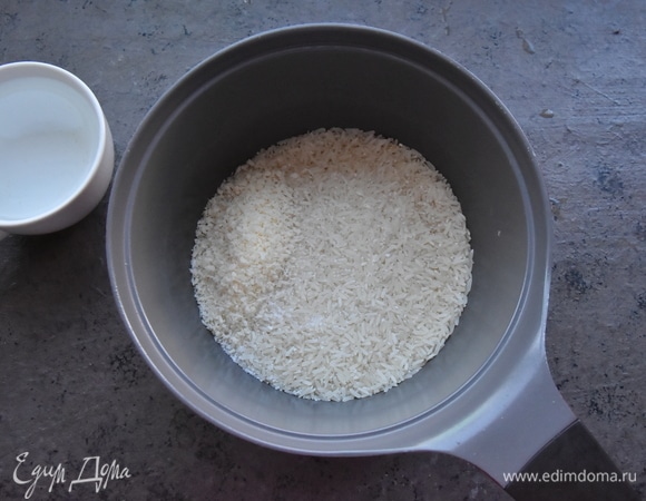 Предварительно включаю чайник, так как мне потребуется кипяток. В кастрюлю всыпаю сухие зерна риса, соль, кокосовую стружку.