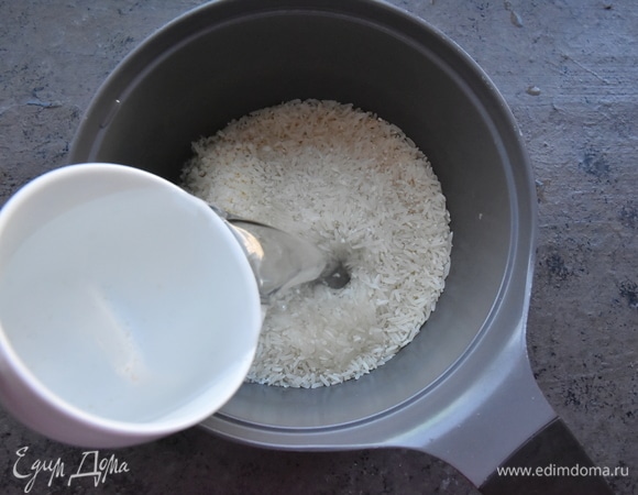 Ставлю кастрюлю на огонь и добавляю кипяток. Пропорции воды к рису — 2:1. Довожу воду до кипения на сильном огне, накрываю посуду крышкой, уменьшаю огонь до минимума.