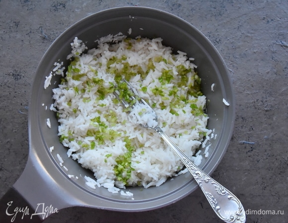 Отвариваю рис в течение 15 минут. Отключаю огонь и не открываю крышку еще 2–3 минуты. После чего разрыхляю зерна вилочкой.