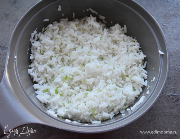 Добавляю рубленую кинзу и аккуратно перемешиваю, чтобы не повредить целостность зерен.