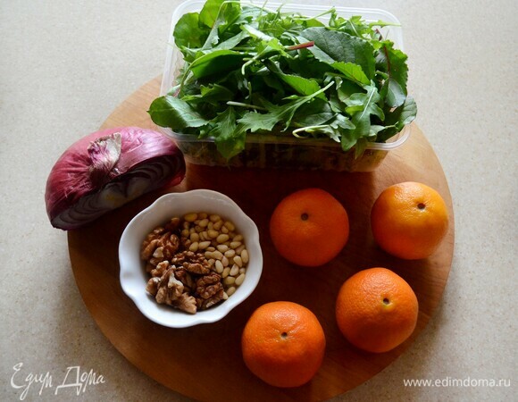 Подготовьте остальные ингредиенты для салата.