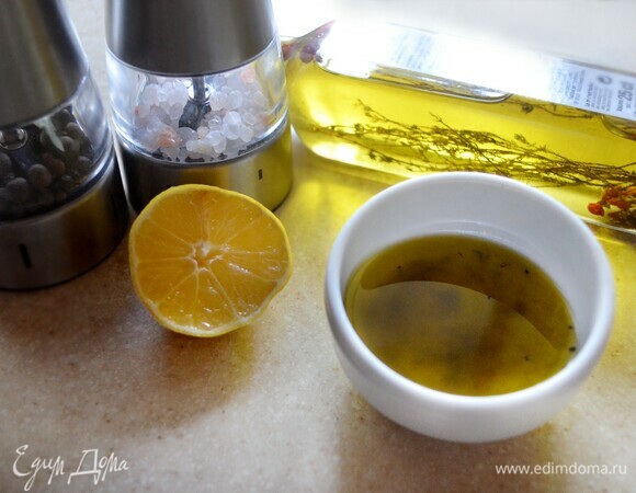 Для заправки смешайте соль, перец, лимонный сок и оливковое масло. Хорошо перемешайте и дайте немного настояться.