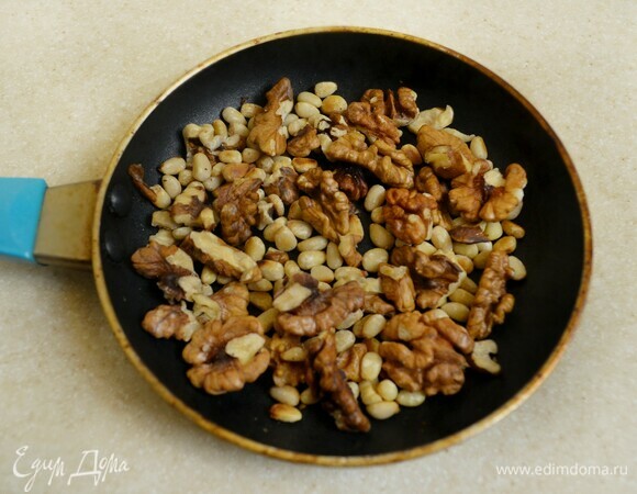 Орехи обжарьте на сухой сковороде.