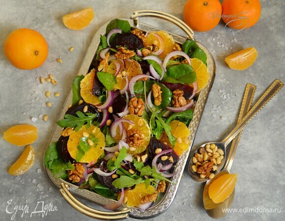 Выложите на блюдо салатный микс (рукола и мангольд), добаьте свеклу, лук, мандарины, орехи. Полейте заправкой и тут же подавайте к столу. Приятного вам аппетита!