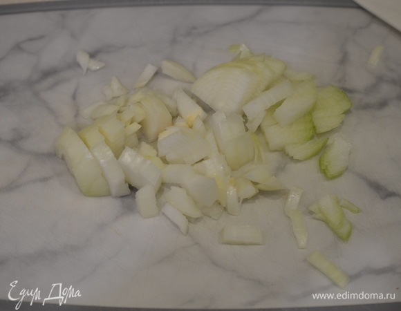 Лук почистите, нарежьте кубиками.