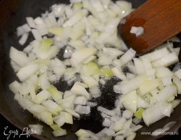 Обжарьте до золотистого цвета с добавлением масла.