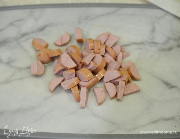 Сосиски нарежьте на небольшие кусочки.