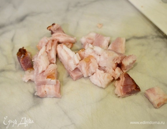 Грудинку тоже нарежьте на небольшие кусочки.