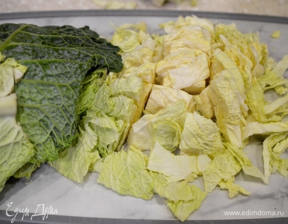 Капусту вымойте, нарежьте любым удобным способом.