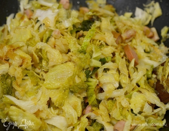 Обжаривайте все вместе до мягкости и золотистого цвета капусты.