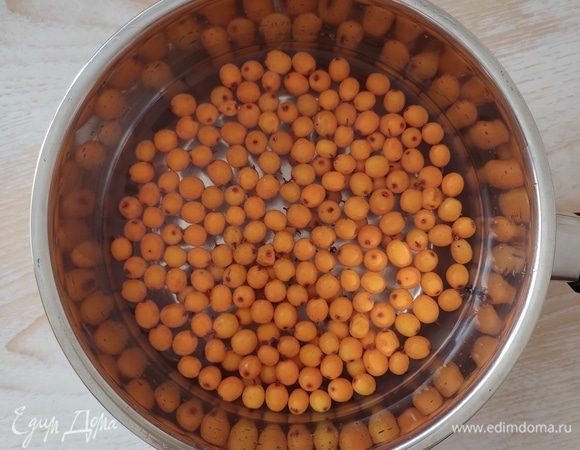 Облепиху помещаем в ковш, заливаем 200 мл воды. Ставим на плиту, доводим до кипения и кипятим 10 минут.