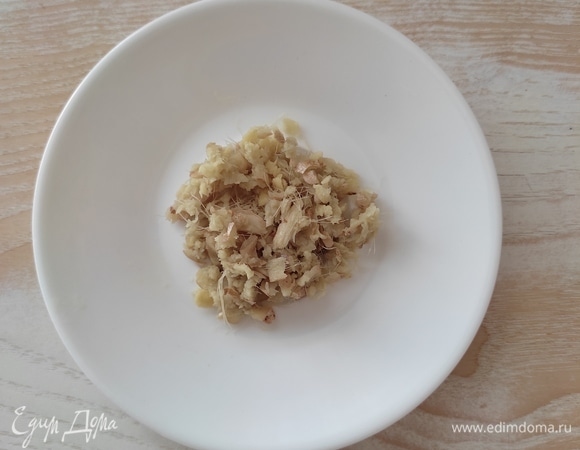 Имбирь трем на крупной терке.