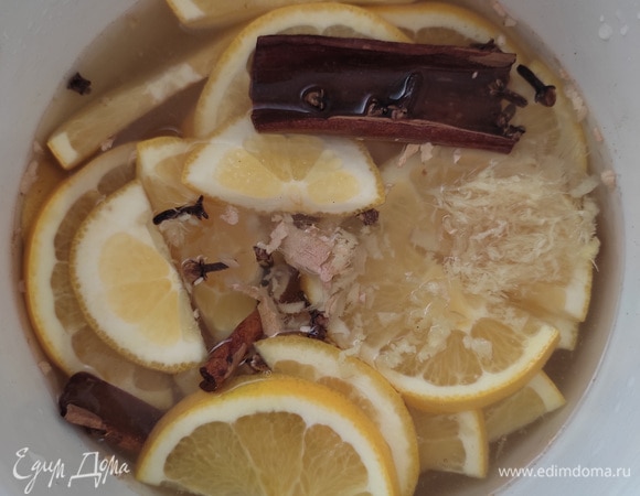 Складываем в кастрюльку цитрусовые, имбирь, корицу, добавляем гвоздику и ставим на плиту. Доводим до кипения и кипятим 10 минут. Затем накрываем крышкой и даем постоять минут 5–10.