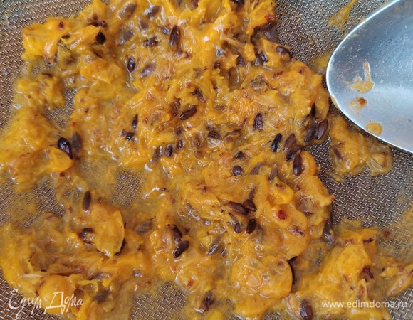 Облепиху откидываем на сито и перетираем, избавляясь от косточек. Процеживаем через сито цитрусовые со специями, хорошо ложкой придавливая фрукты, выжимая из них сок.