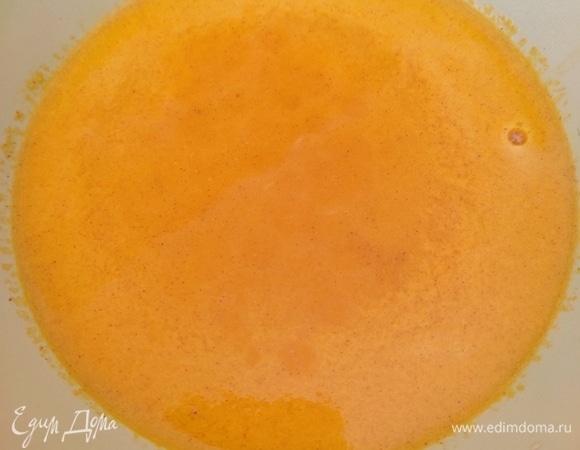 Смешиваем облепиховую смесь с цитрусовой, добавляем мед по вкусу и хорошо перемешиваем. Переливаем в чайник или графин. Подавать сбитень можно в горячем и холодном виде!