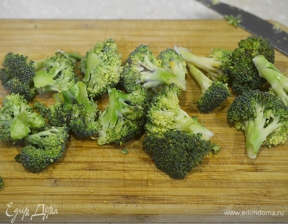 Брокколи помойте, разберите на соцветия среднего размера.
