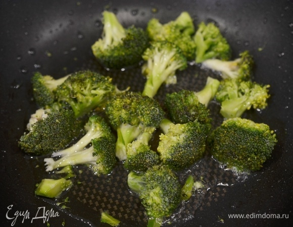 Немного обжарьте на сковороде с добавлением масла.