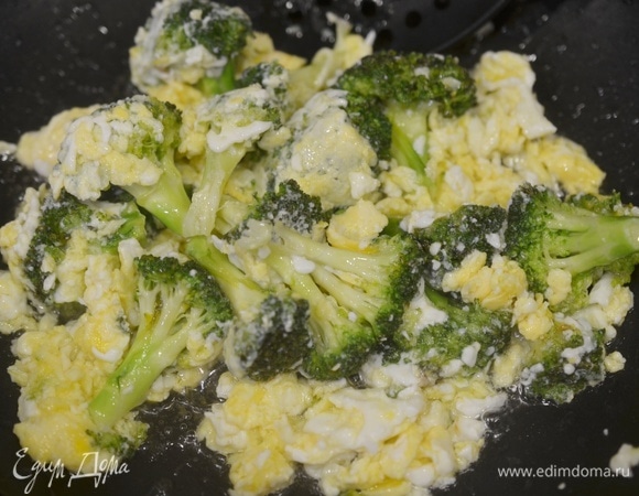 Обжаривайте все вместе, постоянно помешивая.