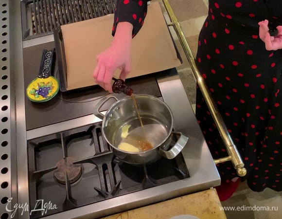 В кастрюлю влить 180 мл холодной воды, добавить соль, сахар, размягченное сливочное масло и поставить на огонь, влить ванильный экстракт и, помешивая, довести до кипения, так чтобы масло полностью растворилось, затем снять с огня.
