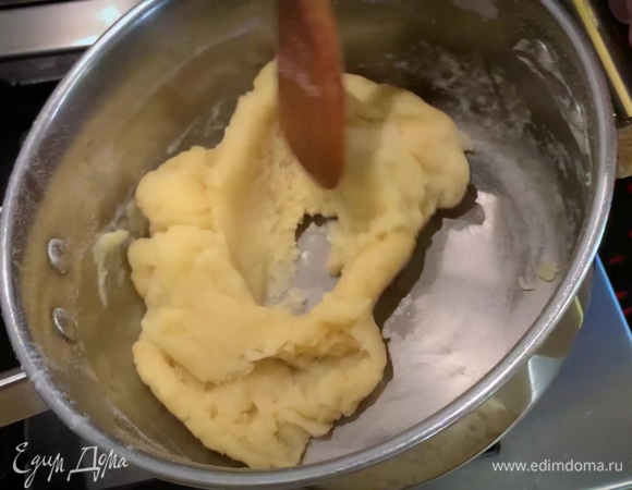 Муку просеять, всю сразу всыпать в кастрюлю и вымешать тесто.