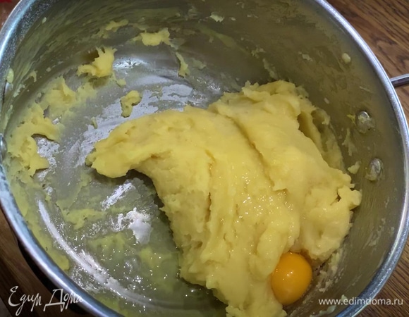 Проверить пальцем температуру теста — оно не должно быть слишком горячим, по одному ввести два яйца, каждый раз вымешивая до однородной консистенции. Третье яйцо размешать вилкой и ввести в тесто в два приема.