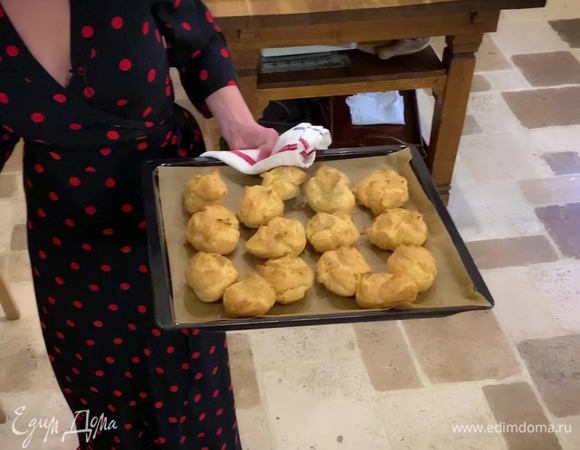 Выпекать эклеры в разогретой духовке 10 минут, затем уменьшить температуру до 150°C и продолжать выпекать еще 10–12 минут, не открывая дверцы. Выключить духовку и подержать эклеры внутри еще 2–3 минуты.