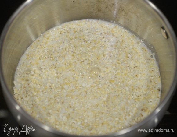 Влейте молоко.