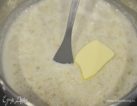 Снимите с огня, добавьте масло.